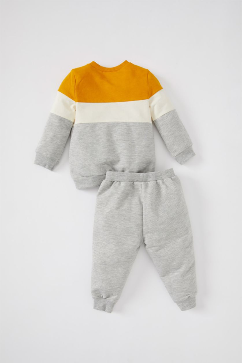 طفل صغير أصفر غامق طقم اولادي ملون قماش رقيق قصة عادية من قطعتين