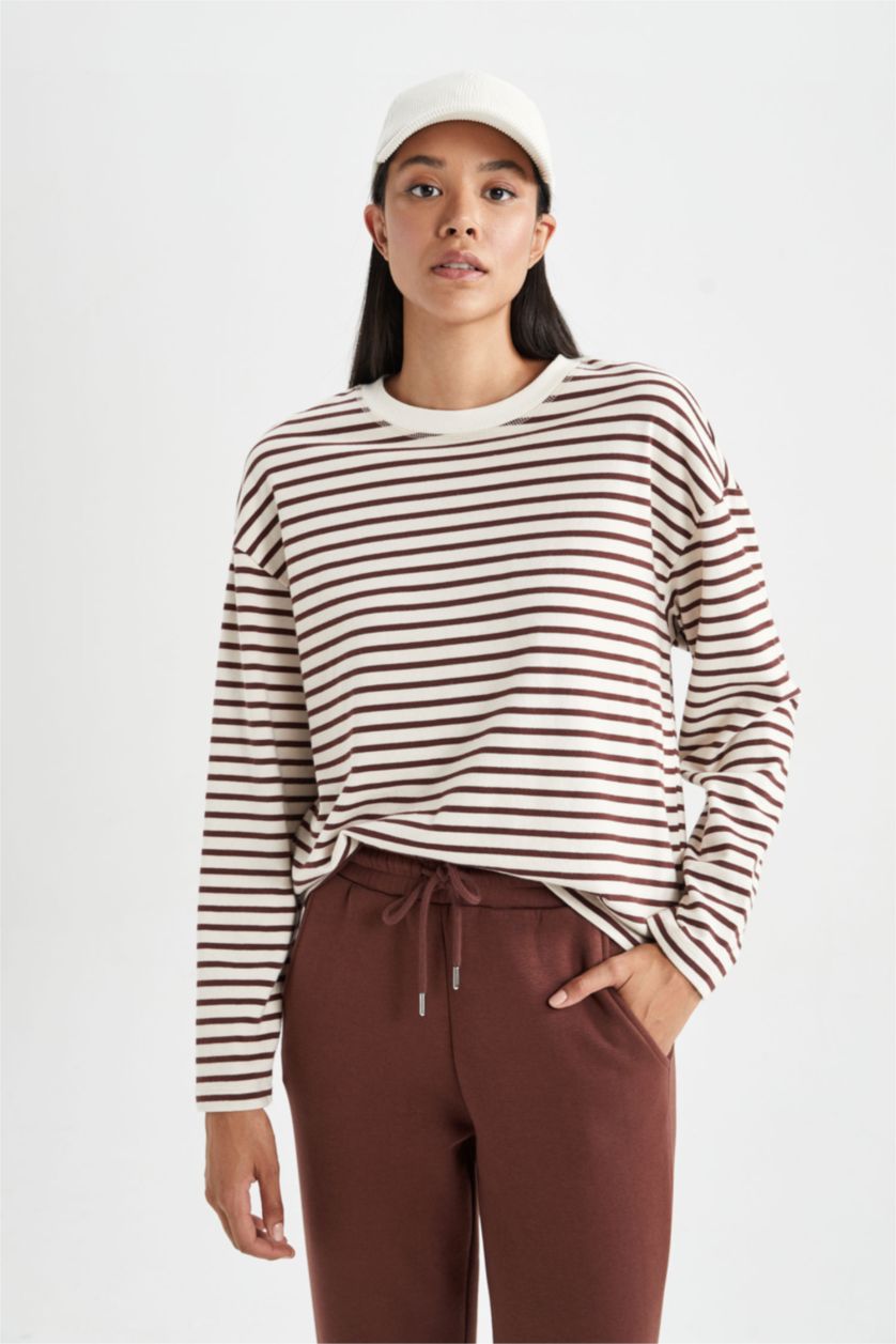 حريمي بني تي شيرت كم طويل قصة عادية مخطط برقبة مستديرة