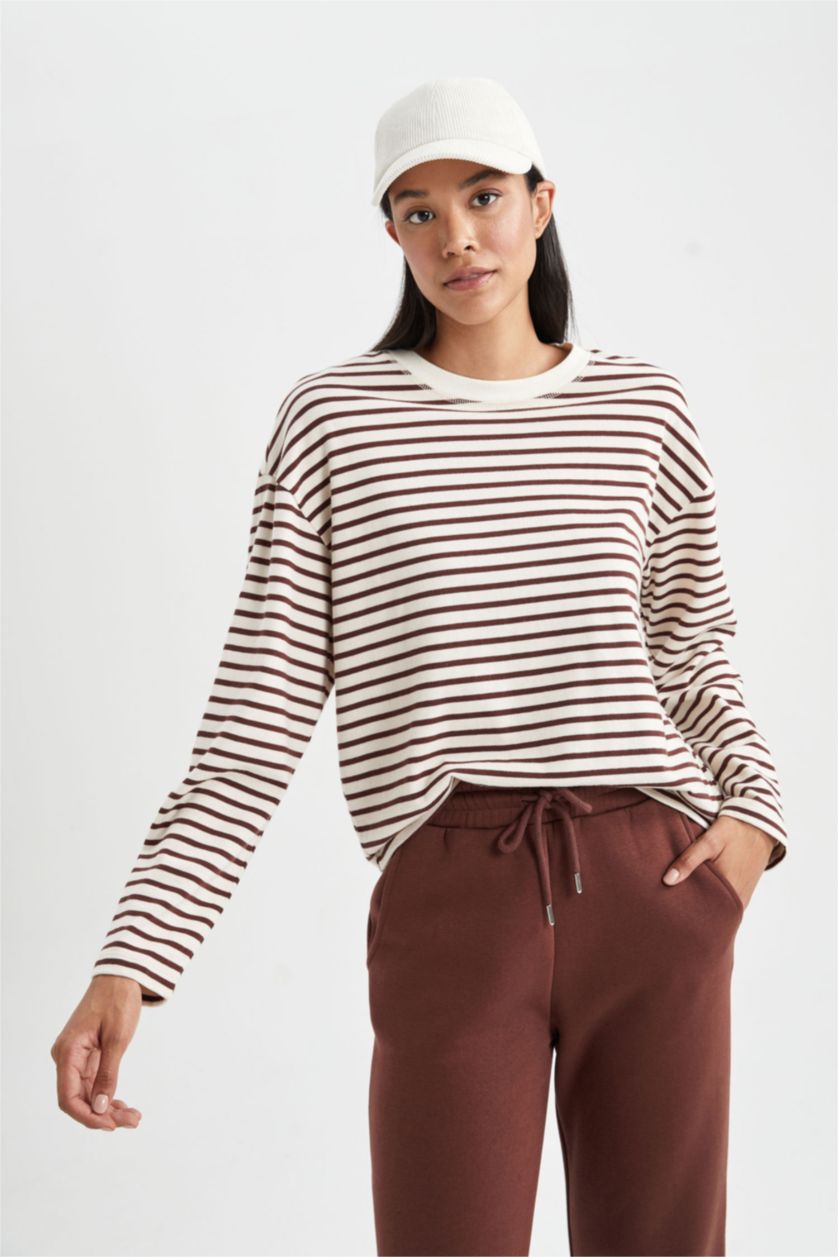 حريمي بني تي شيرت كم طويل قصة عادية مخطط برقبة مستديرة