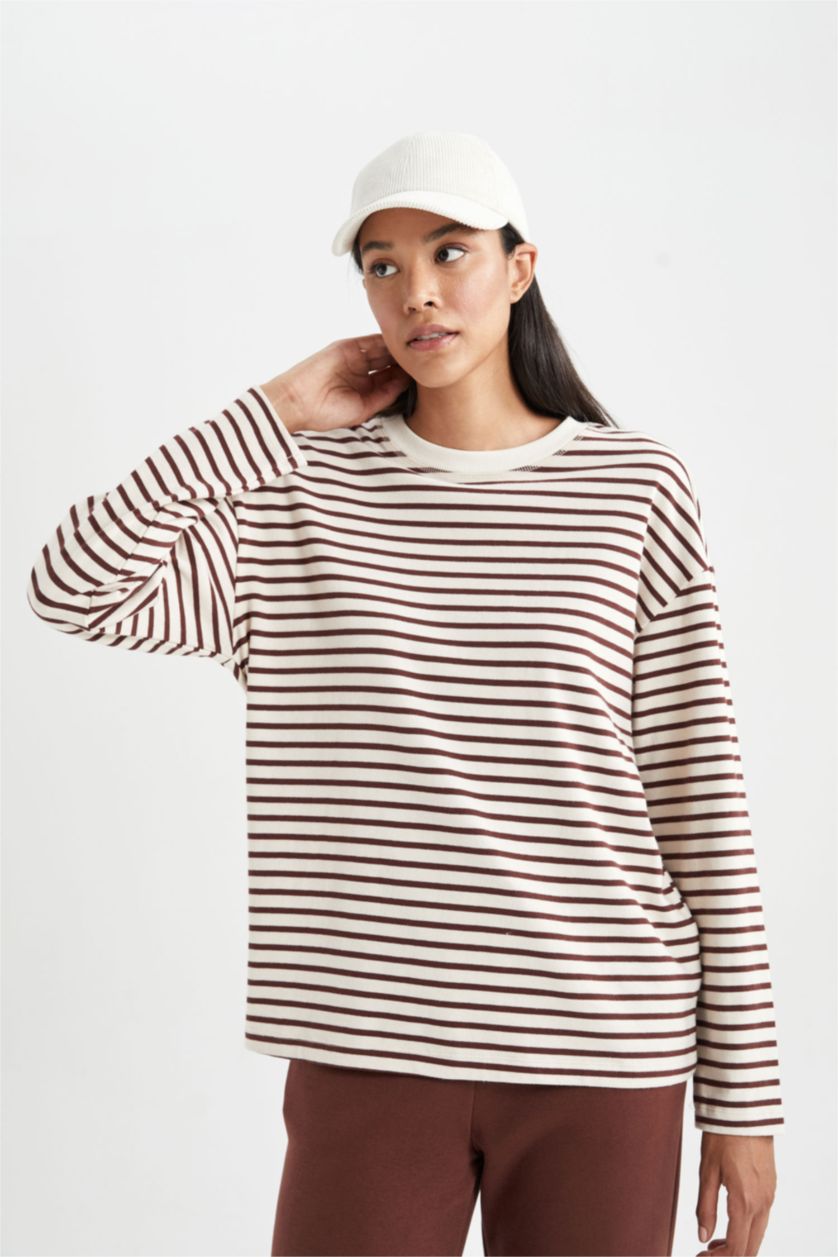 حريمي بني تي شيرت كم طويل قصة عادية مخطط برقبة مستديرة