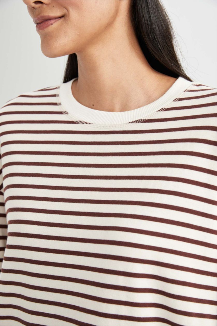 حريمي بني تي شيرت كم طويل قصة عادية مخطط برقبة مستديرة