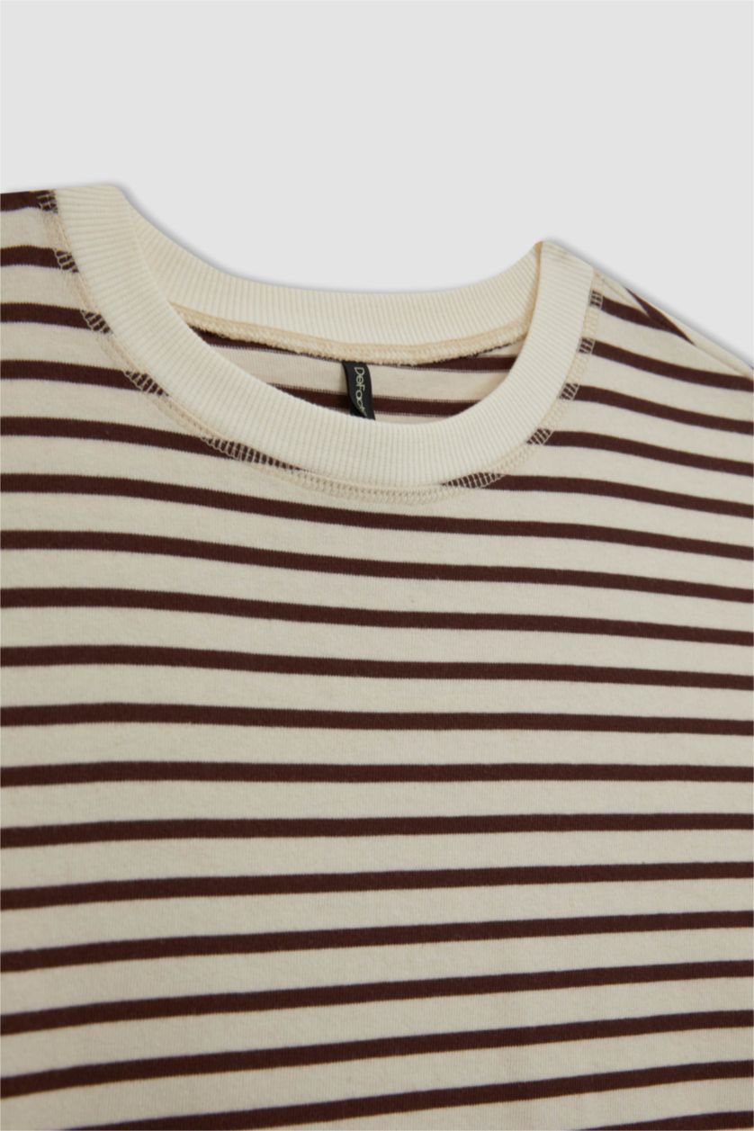 حريمي بني تي شيرت كم طويل قصة عادية مخطط برقبة مستديرة