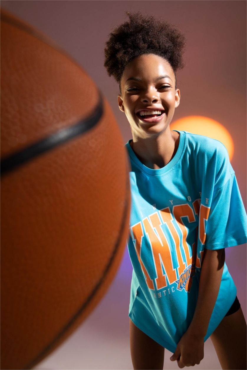 FEMME Turquoise Defacto Fit NBA New York Knicks T-shirt oversize à col rond et manches courtes sous licence