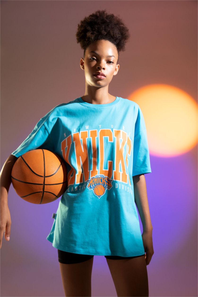 FEMME Turquoise Defacto Fit NBA New York Knicks T-shirt oversize à col rond et manches courtes sous licence