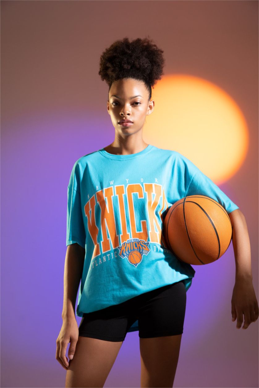 FEMME Turquoise Defacto Fit NBA New York Knicks T-shirt oversize à col rond et manches courtes sous licence