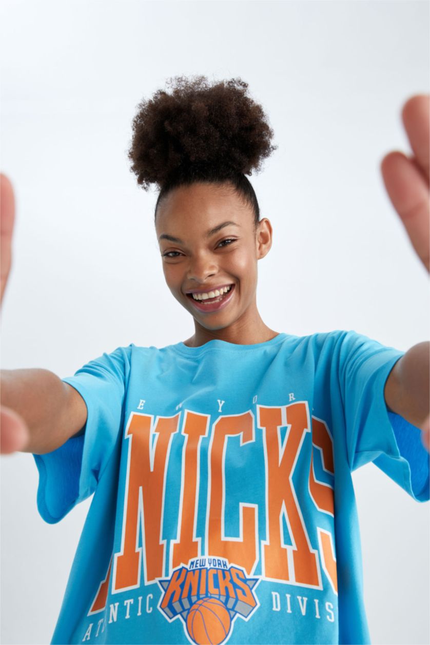 FEMME Turquoise Defacto Fit NBA New York Knicks T-shirt oversize à col rond et manches courtes sous licence