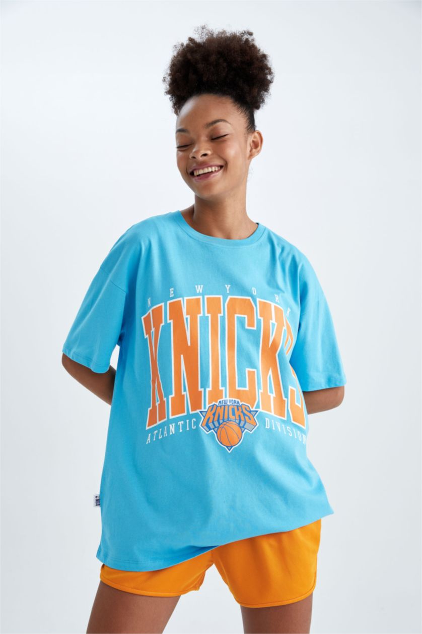 FEMME Turquoise Defacto Fit NBA New York Knicks T-shirt oversize à col rond et manches courtes sous licence