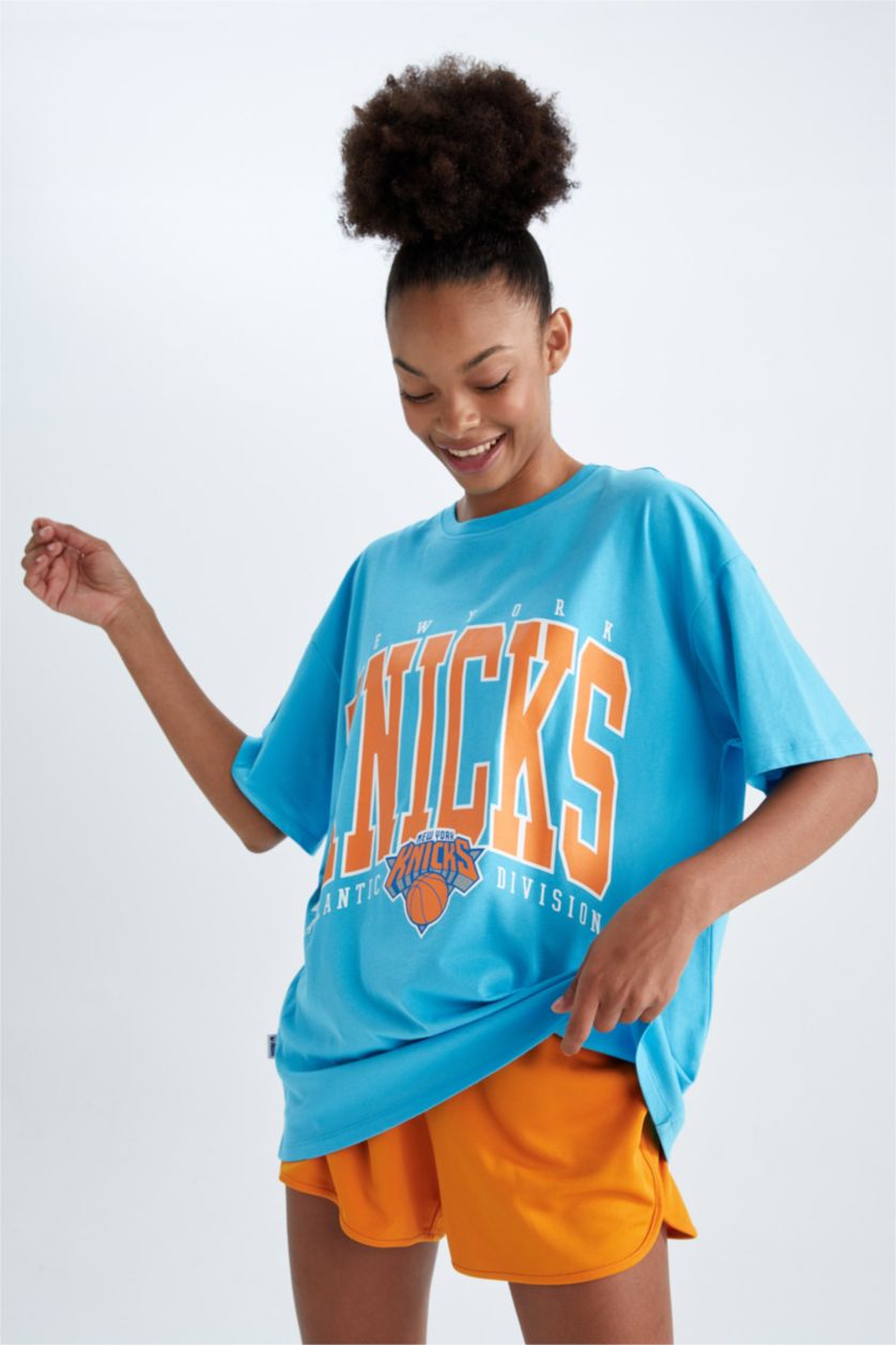 FEMME Turquoise Defacto Fit NBA New York Knicks T-shirt oversize à col rond et manches courtes sous licence