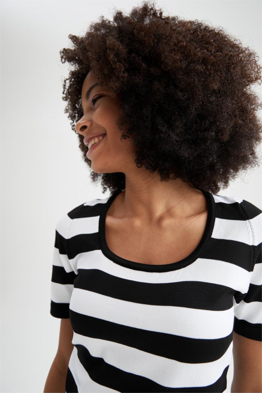 Kadın Siyah Slim Fit Çizgili Yuvarlak Yaka Kısa Kollu Triko Kazak