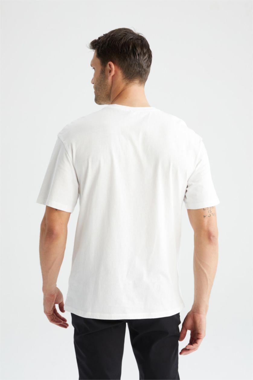 رجالي اوف وايت تي شيرت قطن بقصة مريحة وأكمام قصيرة