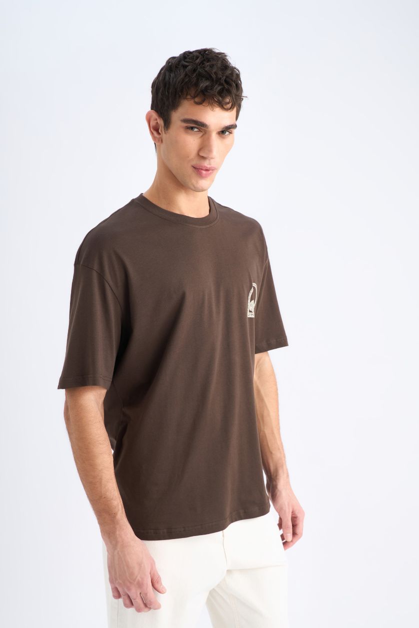 Erkek Kahve %100 Pamuk Oversize Geniş Kalıp Bisiklet Yaka Sırt Baskılı Kısa Kollu Tişört