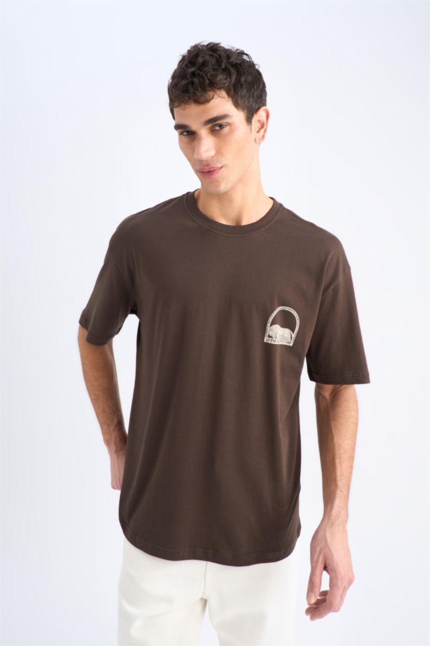 Erkek Kahve %100 Pamuk Oversize Geniş Kalıp Bisiklet Yaka Sırt Baskılı Kısa Kollu Tişört