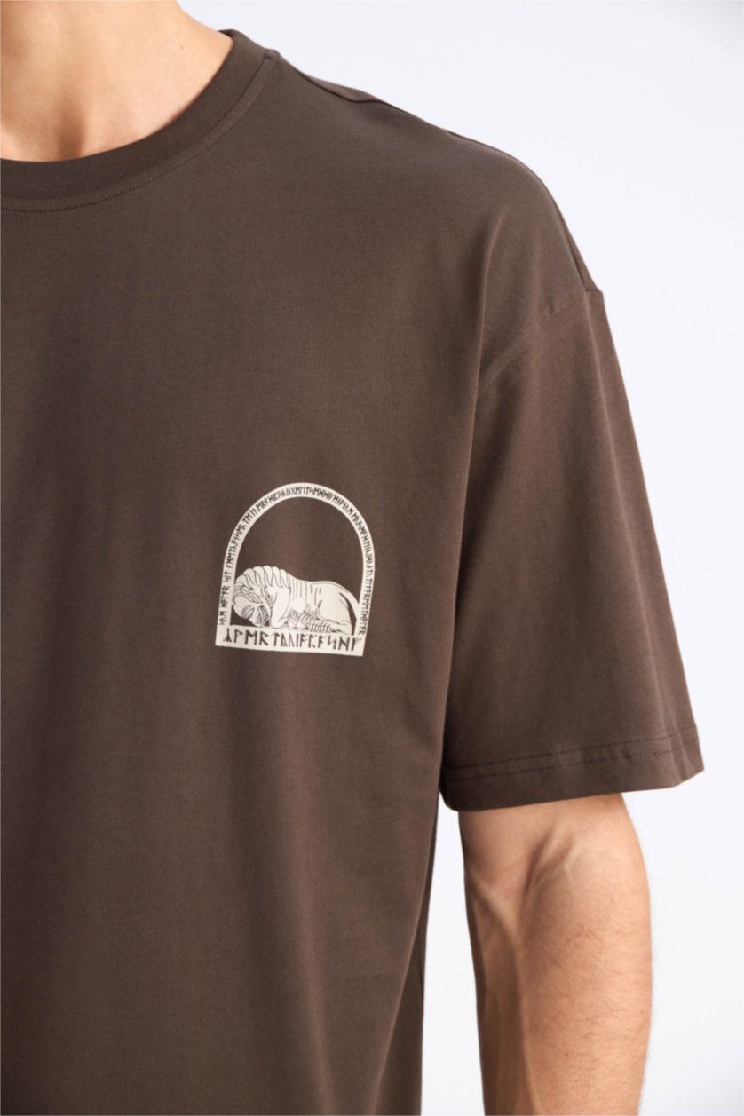 Erkek Kahve %100 Pamuk Oversize Geniş Kalıp Bisiklet Yaka Sırt Baskılı Kısa Kollu Tişört