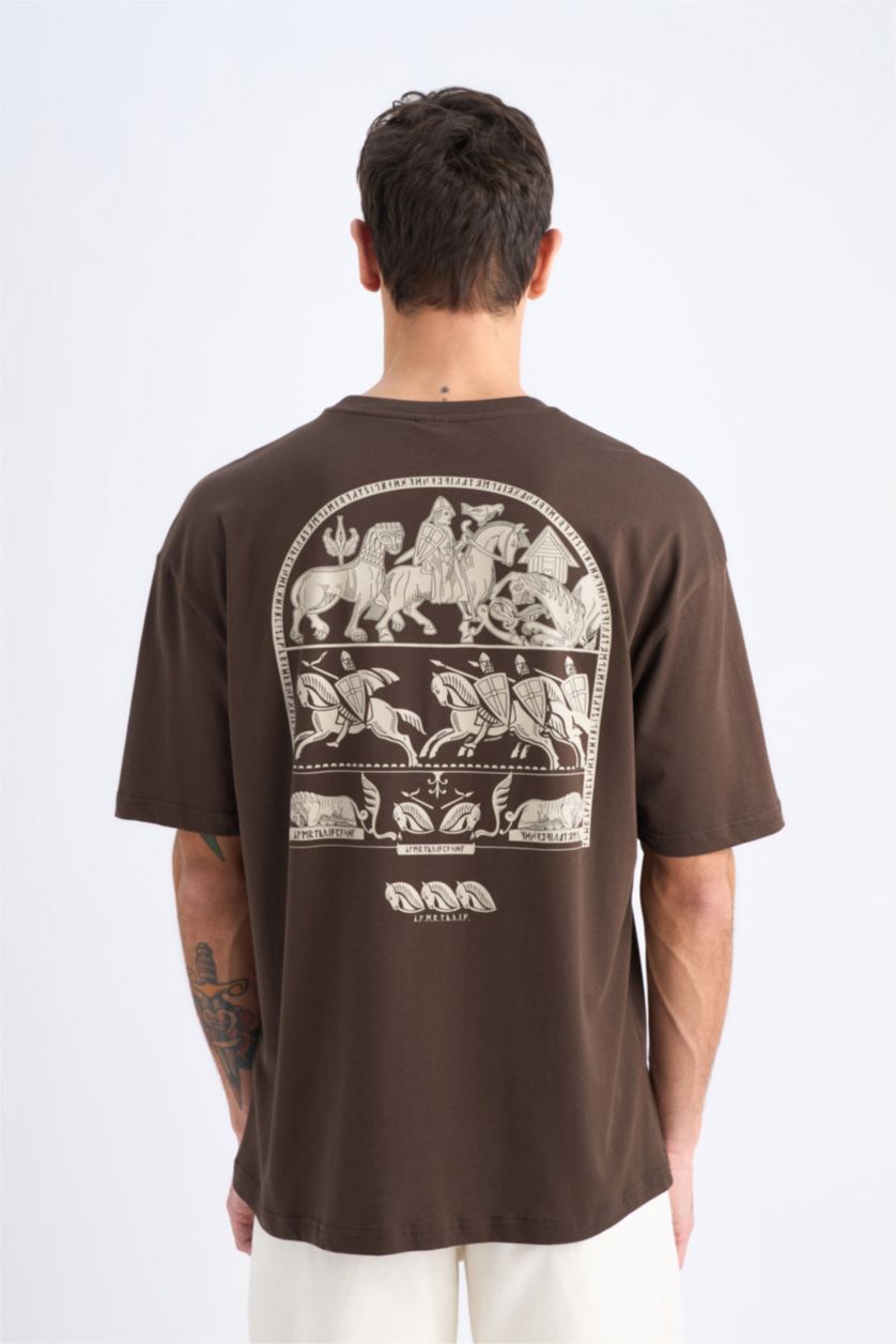 Erkek Kahve %100 Pamuk Oversize Geniş Kalıp Bisiklet Yaka Sırt Baskılı Kısa Kollu Tişört