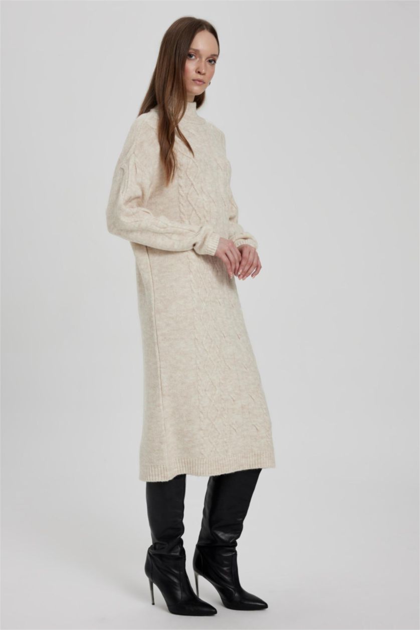 Kadın Ekru Regular Fit Bisiklet Yaka Saç Örgü Desenli Basic Düz Uzun Kollu Midi Triko Elbise