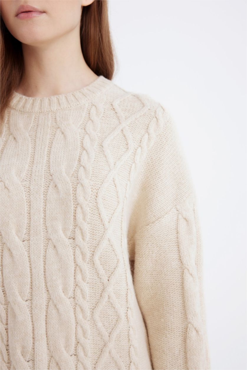 Kadın Ekru Regular Fit Bisiklet Yaka Saç Örgü Desenli Basic Düz Uzun Kollu Midi Triko Elbise