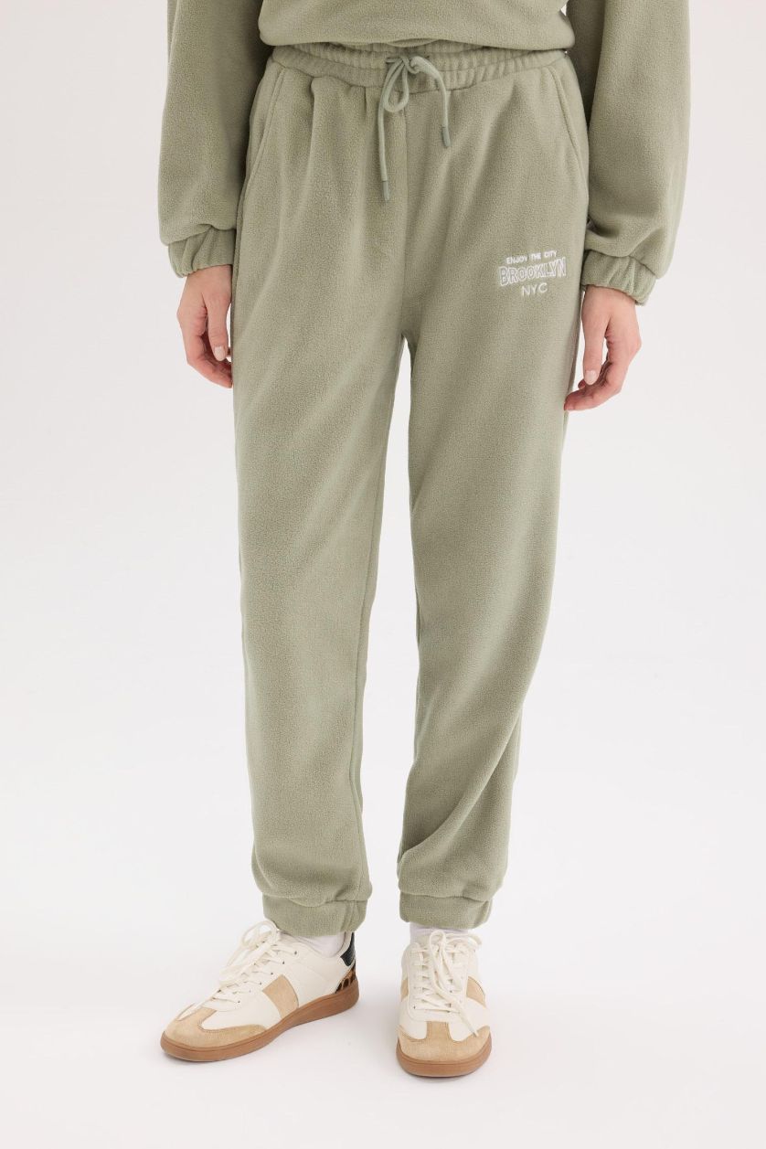 Kadın Açık Haki Standart Fit Ayarlanabilir Lastikli Bağcıklı Cepli Baskılı Polar Eşofman Altı