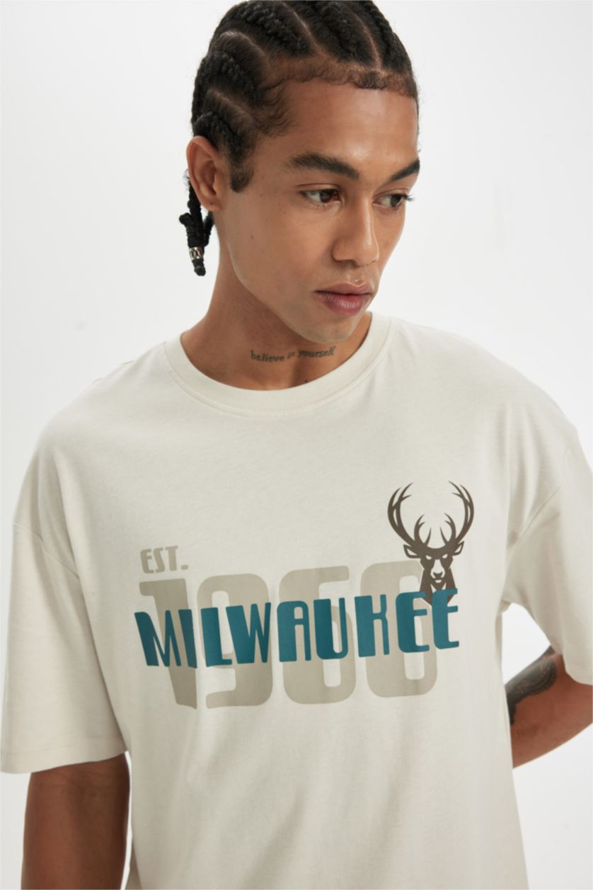 HOMME Beige T-shirt NBA Milwaukee Bucks à col rond et manches courtes de DeFacto Fit