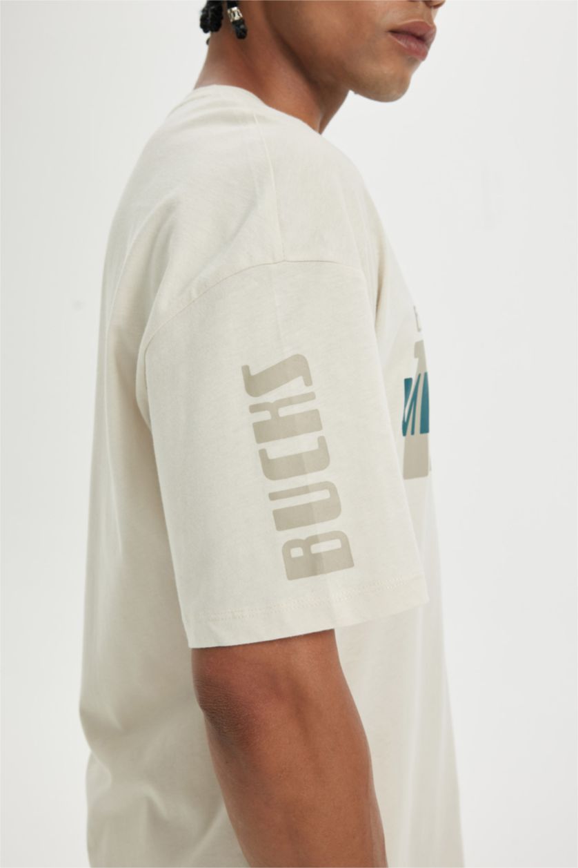 HOMME Beige T-shirt NBA Milwaukee Bucks à col rond et manches courtes de DeFacto Fit