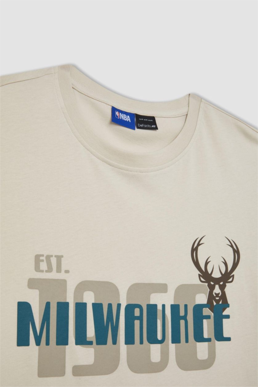 HOMME Beige T-shirt NBA Milwaukee Bucks à col rond et manches courtes de DeFacto Fit