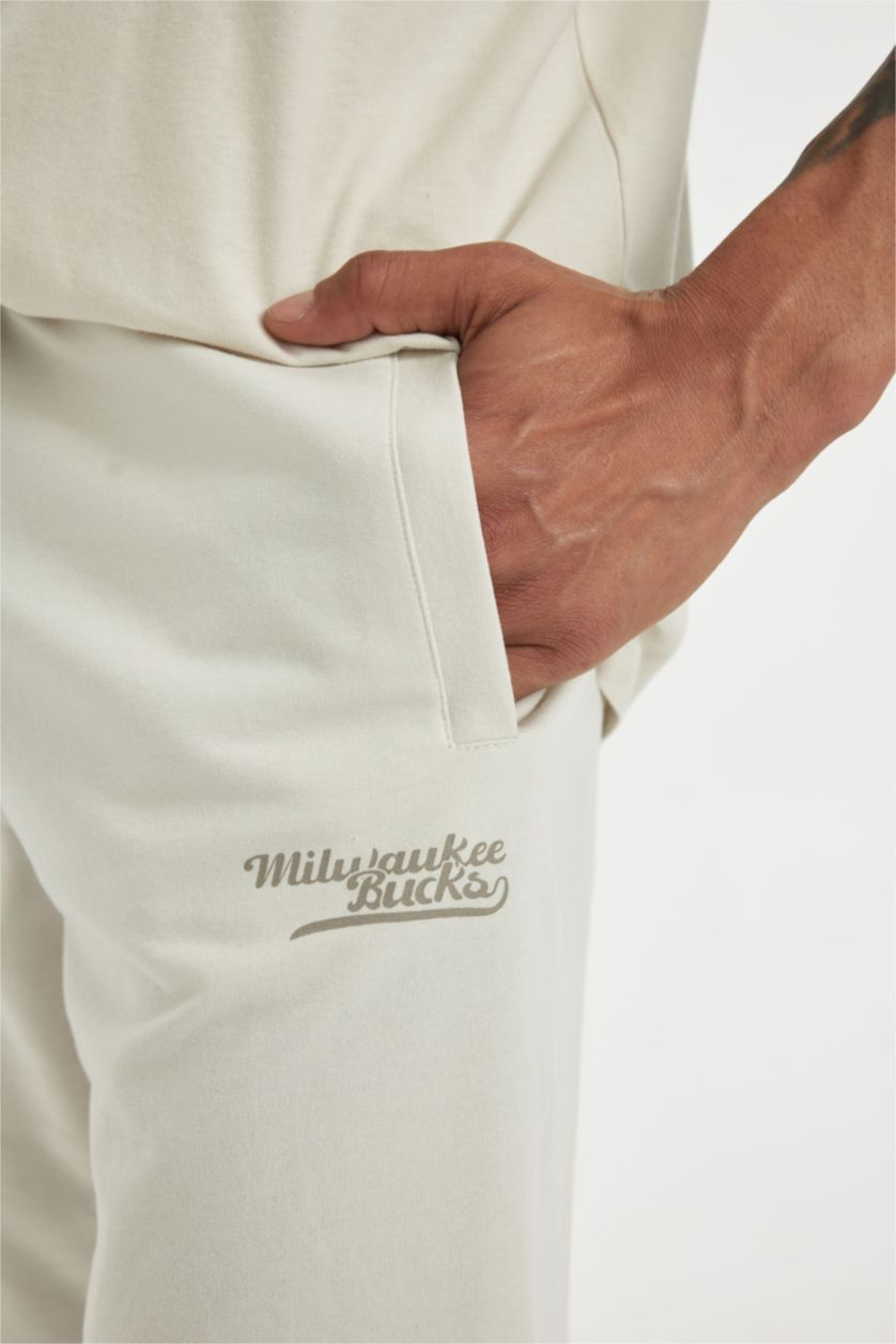 HOMME Beige Defacto Fit NBA Milwaukee Bucks Short à poches coupe régulière sous licence
