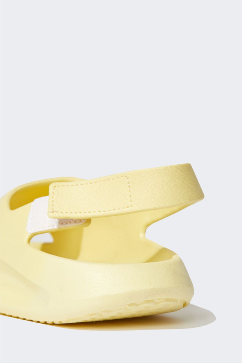 بنات أصفر صندل بناتي بكعب مسطح من الفيلكرو