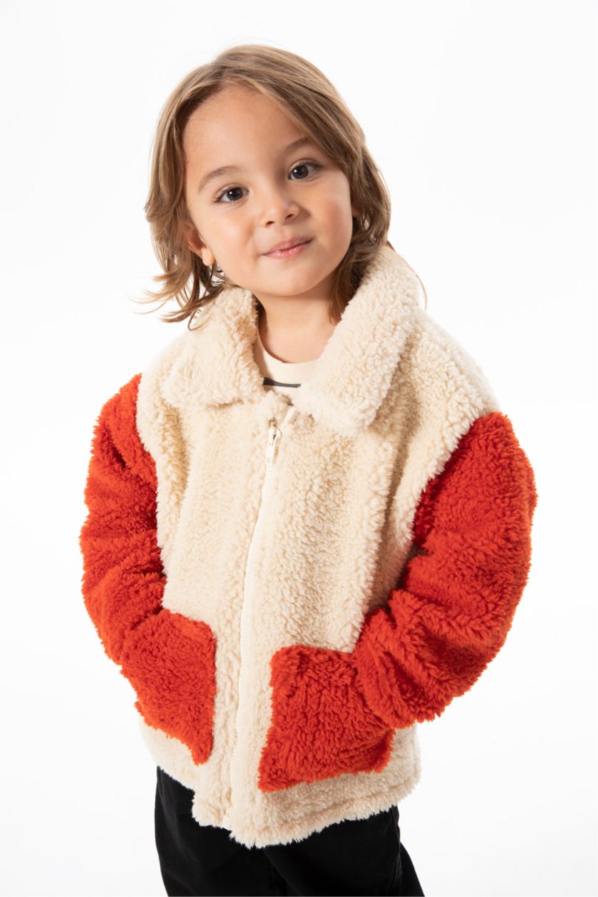 طفل صغير اللون الحجري جاكيت قطيفة قطيفة قصة عادية