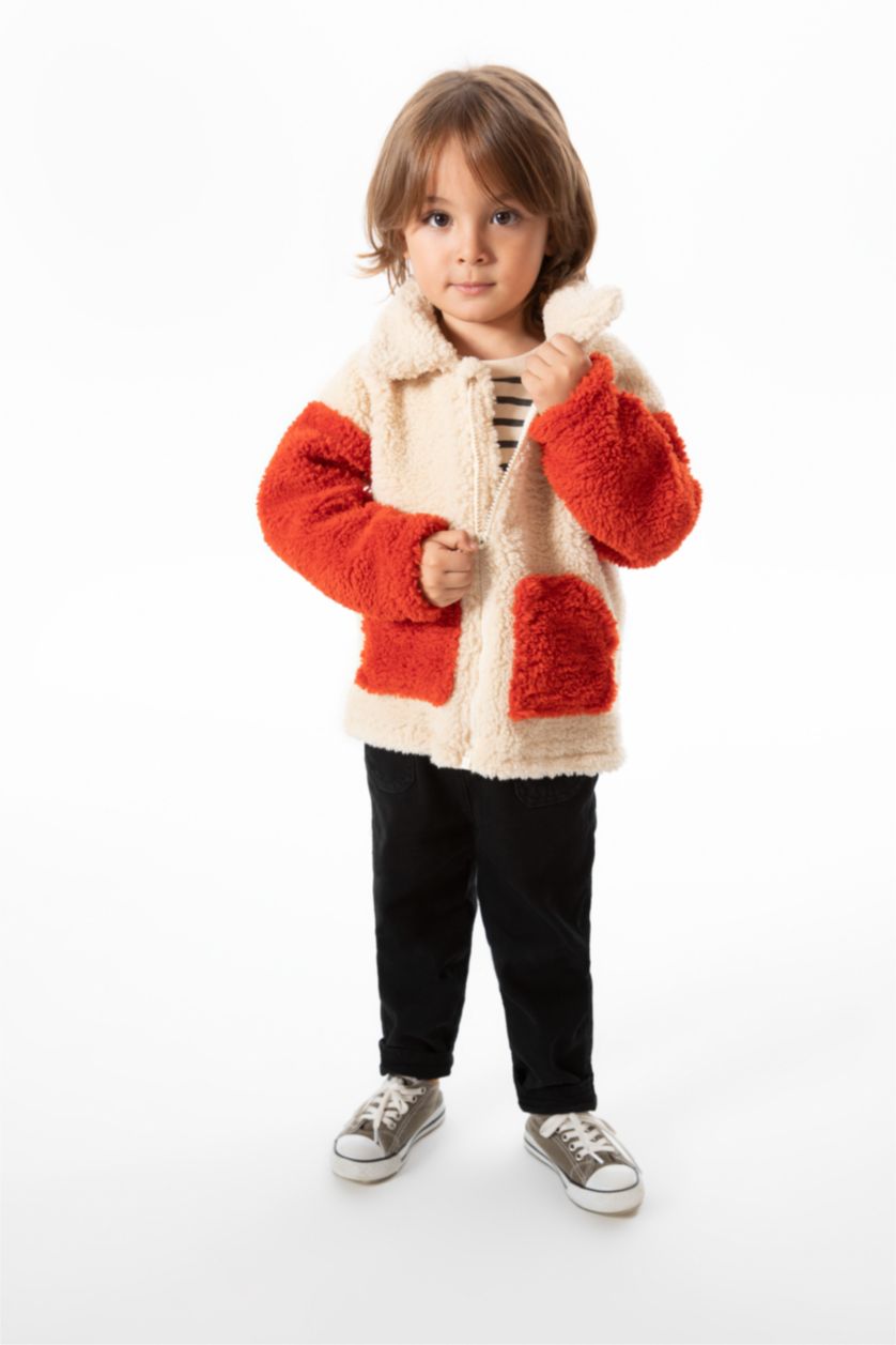 طفل صغير اللون الحجري جاكيت قطيفة قطيفة قصة عادية