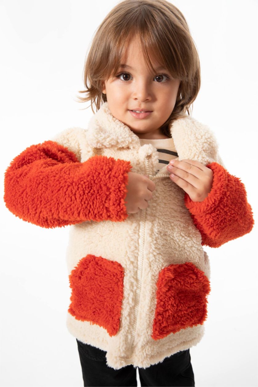 طفل صغير اللون الحجري جاكيت قطيفة قطيفة قصة عادية