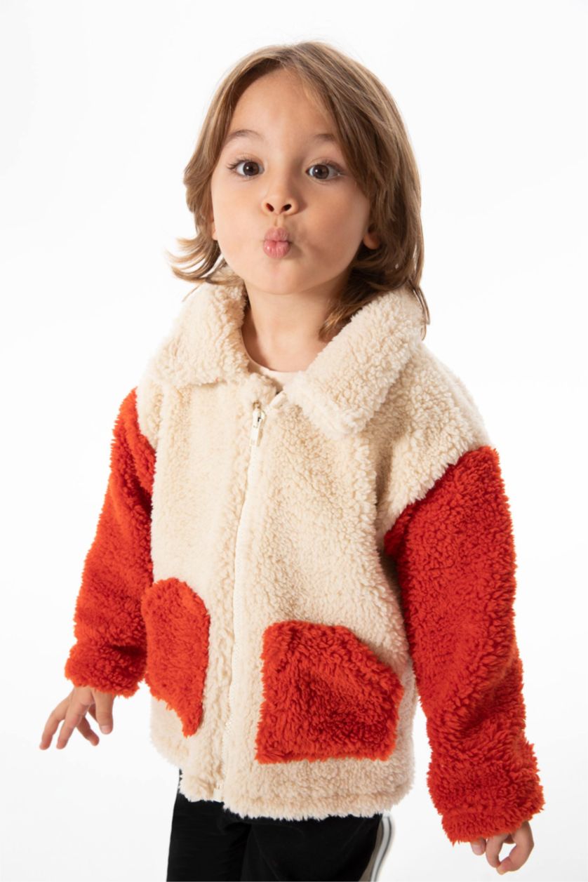 طفل صغير اللون الحجري جاكيت قطيفة قطيفة قصة عادية