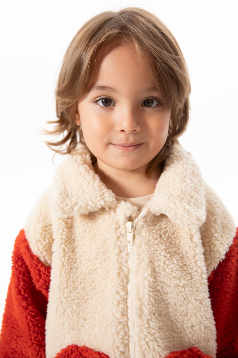 طفل صغير اللون الحجري جاكيت قطيفة قطيفة قصة عادية