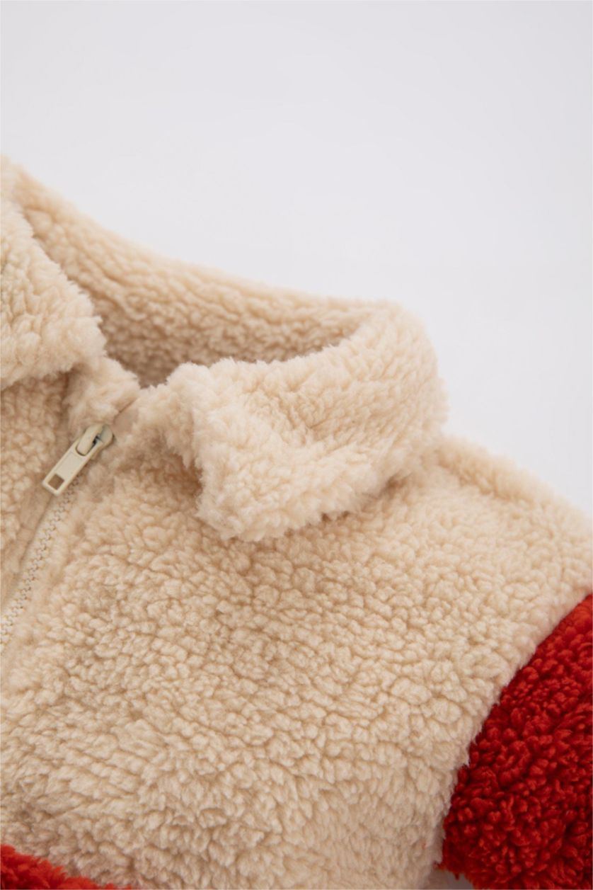 طفل صغير اللون الحجري جاكيت قطيفة قطيفة قصة عادية