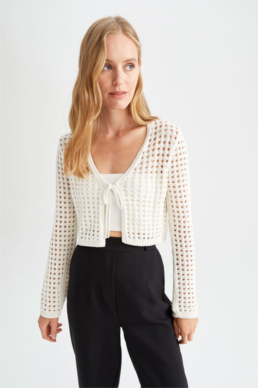 FEMME Écru Cardigan coupe classique en dentelle crochetée à col en V