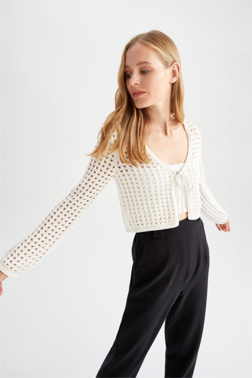 FEMME Écru Cardigan coupe classique en dentelle crochetée à col en V