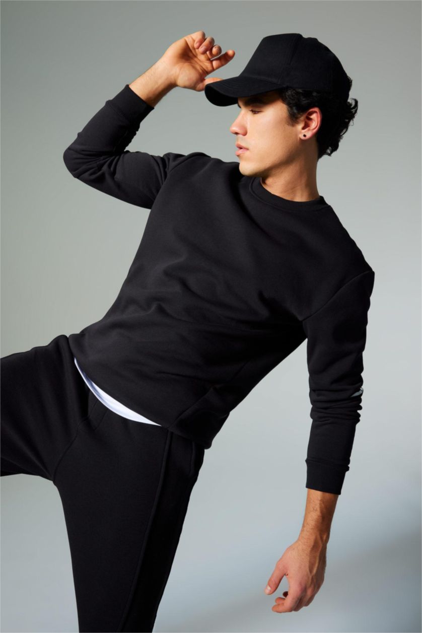 MAN Black Defacto Fit Standard Fit Crew Neck Sweatshirt