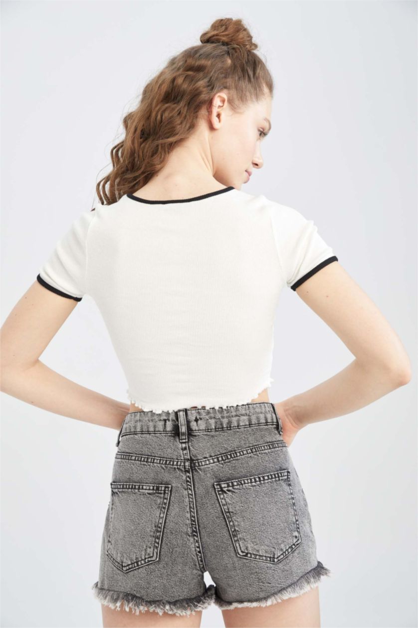 Woman White Slim Fit Short Sleeve T-Shirt