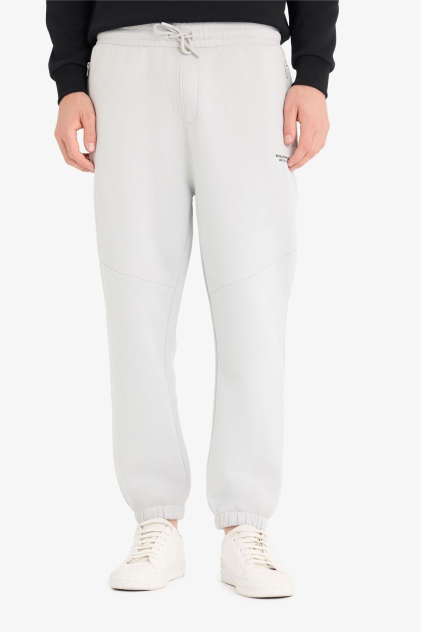 Erkek Açık Gri Regular Fit Beli Bağcıklı İçi Yumuşak Tüylü Paçası Lastikli Baskılı Fermuar Cepli Eşofman Altı