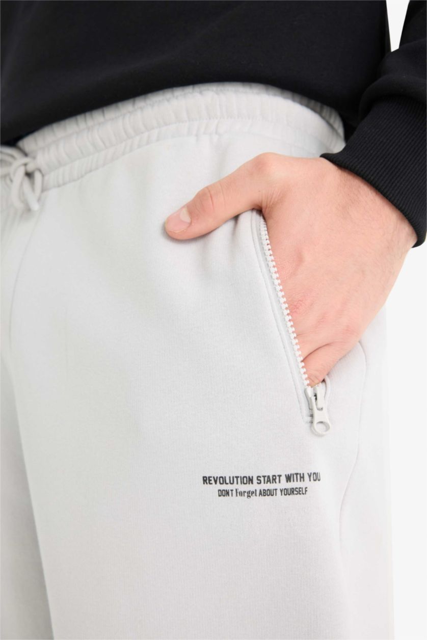 Erkek Açık Gri Regular Fit Beli Bağcıklı İçi Yumuşak Tüylü Paçası Lastikli Baskılı Fermuar Cepli Eşofman Altı