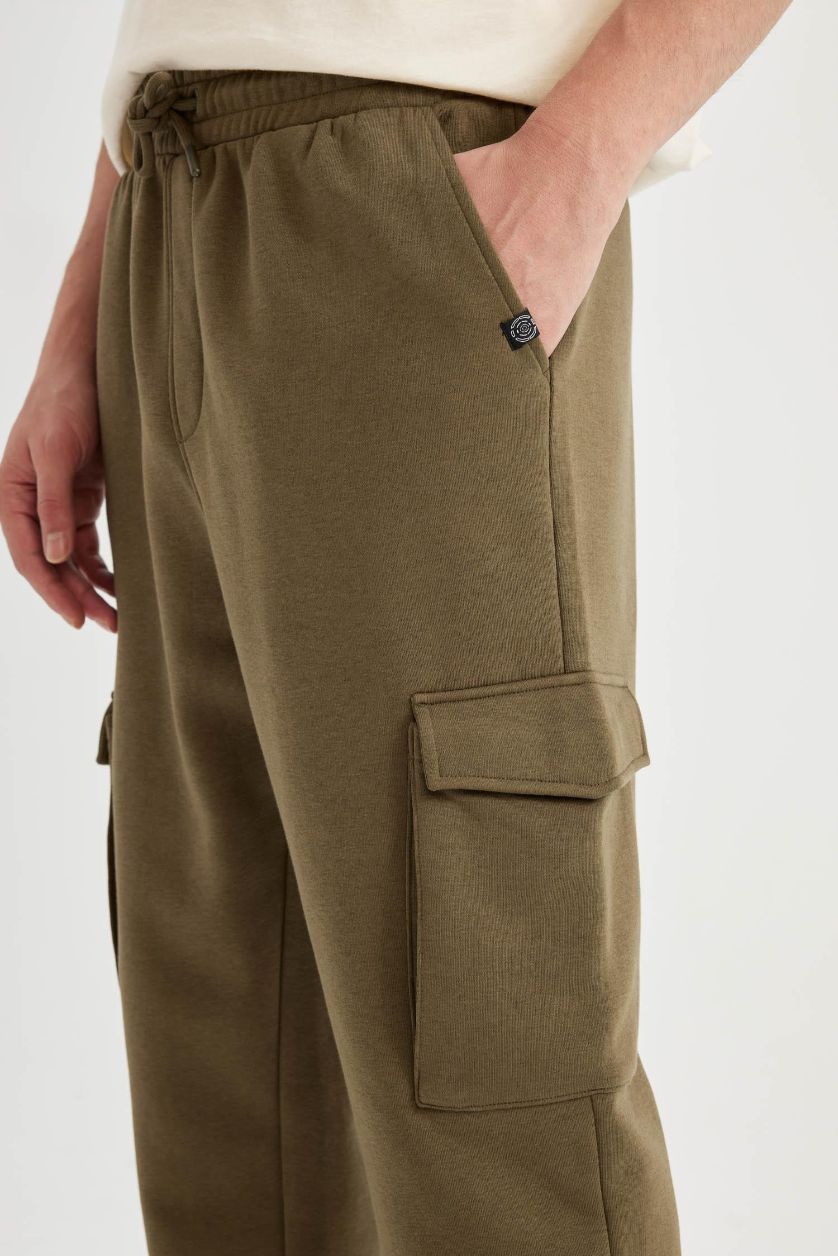 Ерлер хаки минималл қалыпты пішім риб хем Шалбар