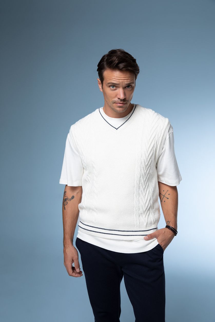 رجالي اوف وايت بلوفر كت تريكو بقصة عادية بياقة V