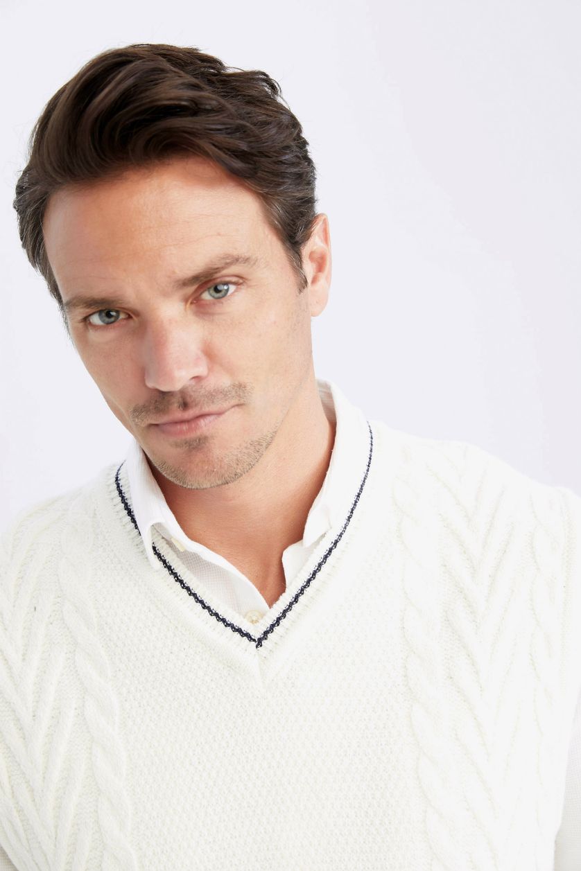 رجالي اوف وايت بلوفر كت تريكو بقصة عادية بياقة V