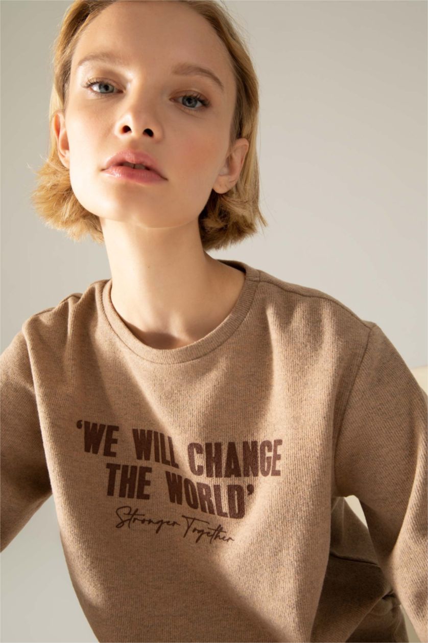 FEMME Beige Sweat- Shirt Coupe Régulière Col rond Slogan Manche Longue