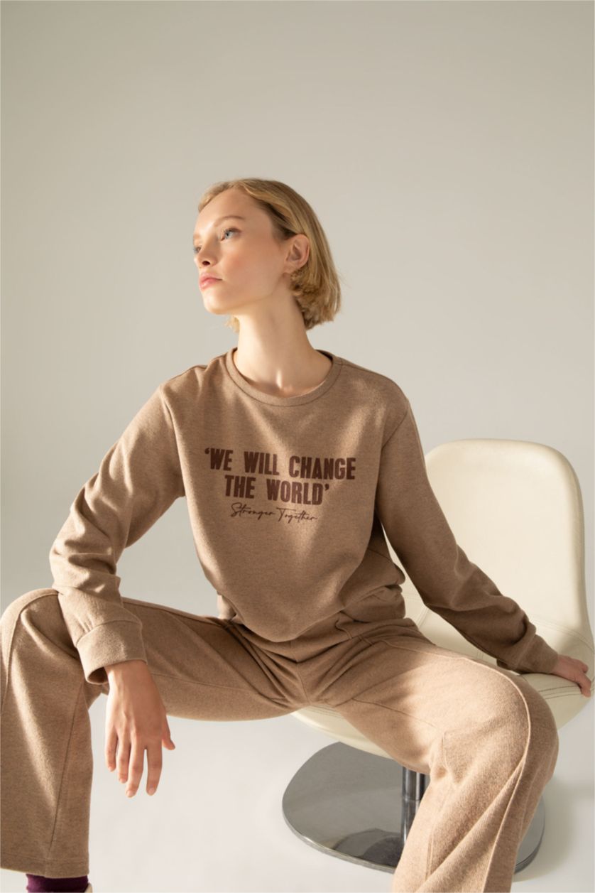 FEMME Beige Sweat- Shirt Coupe Régulière Col rond Slogan Manche Longue