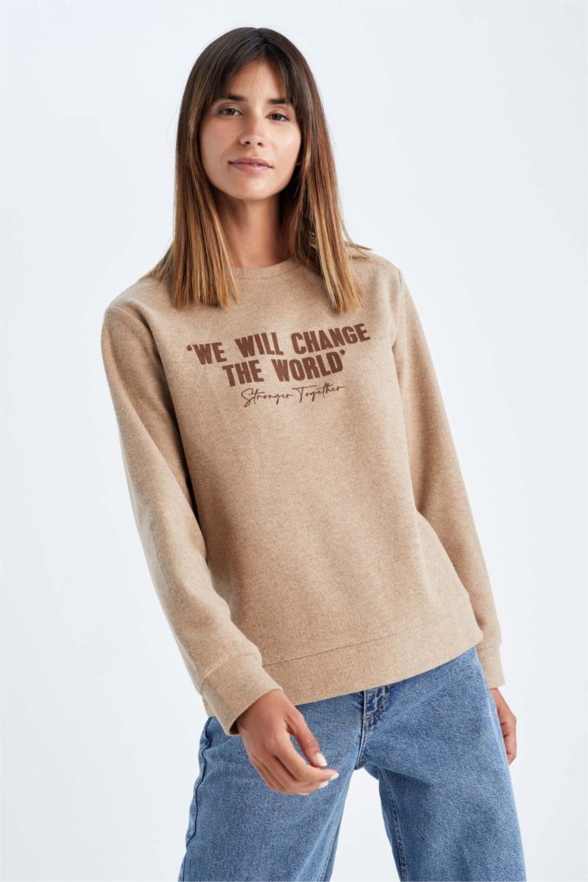 FEMME Beige Sweat- Shirt Coupe Régulière Col rond Slogan Manche Longue