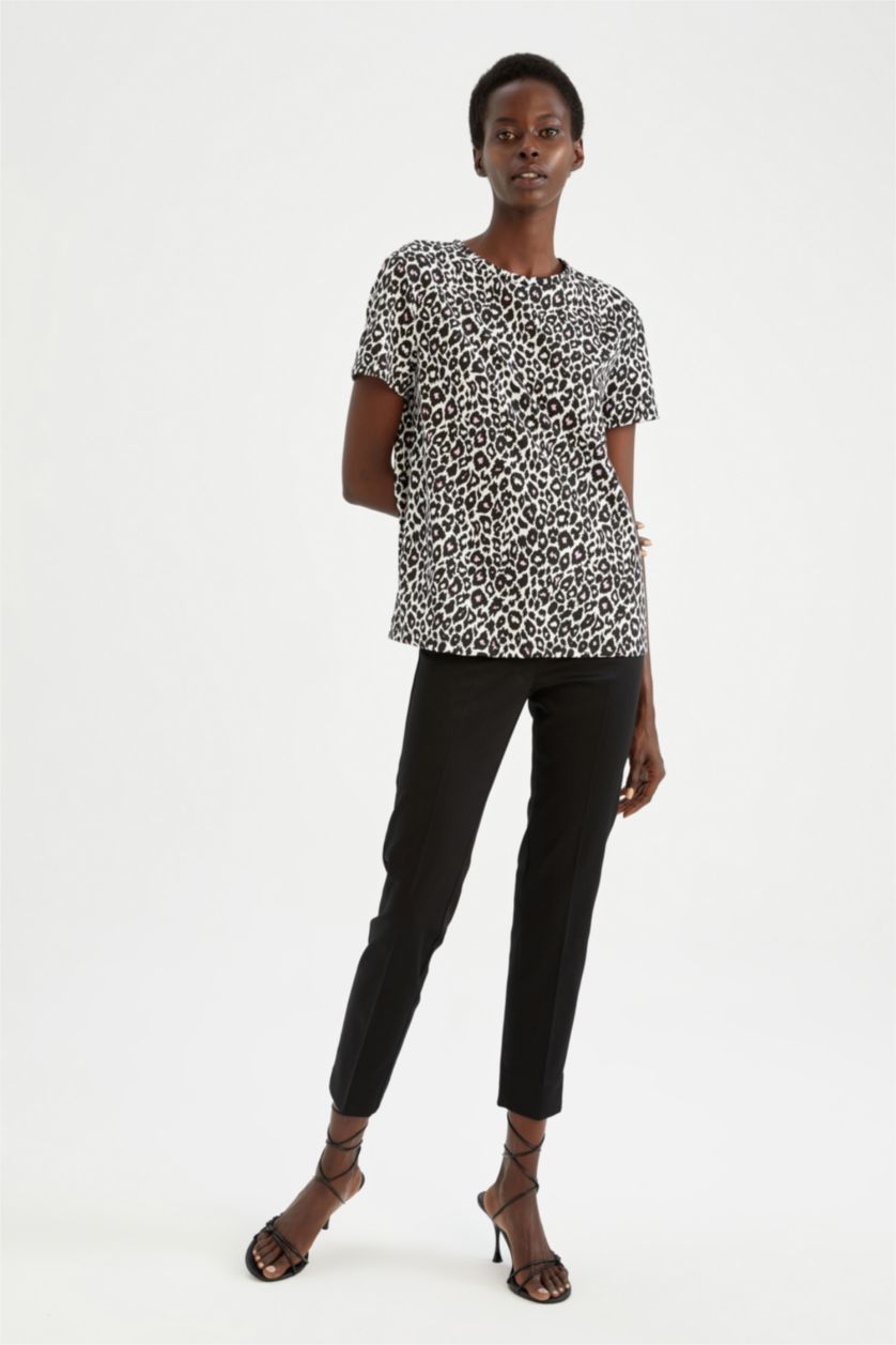 نساء أبيض تيشيرت بقصة عادية نص كم مزين بنقشة جلد الفهد