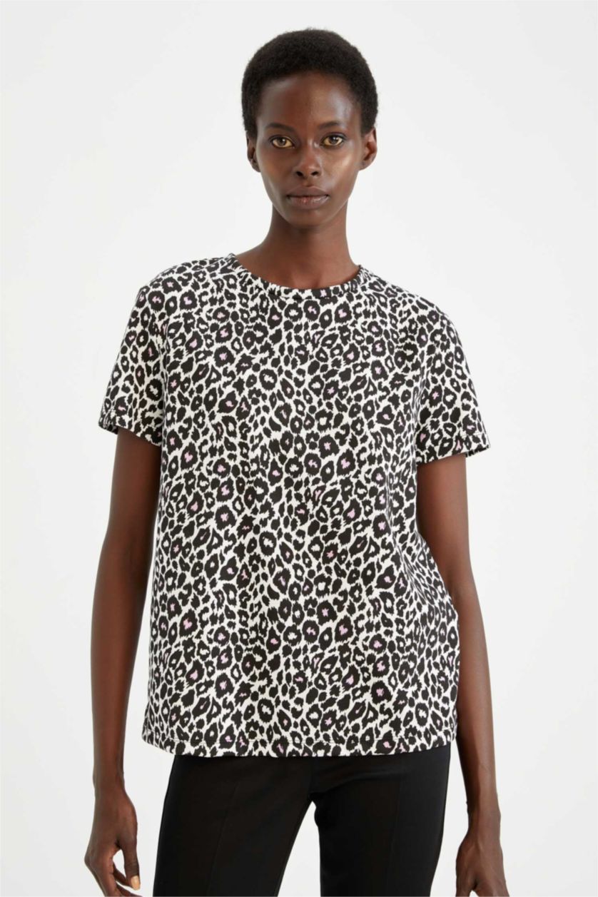 نساء أبيض تيشيرت بقصة عادية نص كم مزين بنقشة جلد الفهد