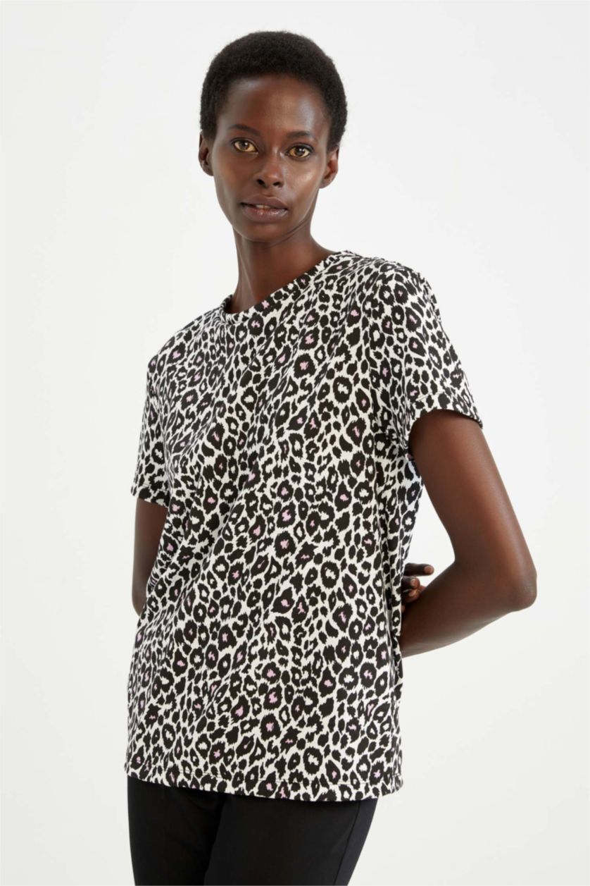 نساء أبيض تيشيرت بقصة عادية نص كم مزين بنقشة جلد الفهد