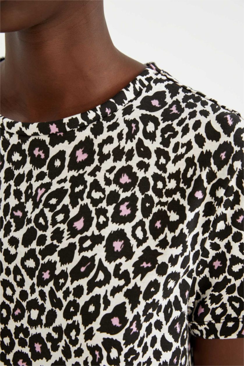 نساء أبيض تيشيرت بقصة عادية نص كم مزين بنقشة جلد الفهد