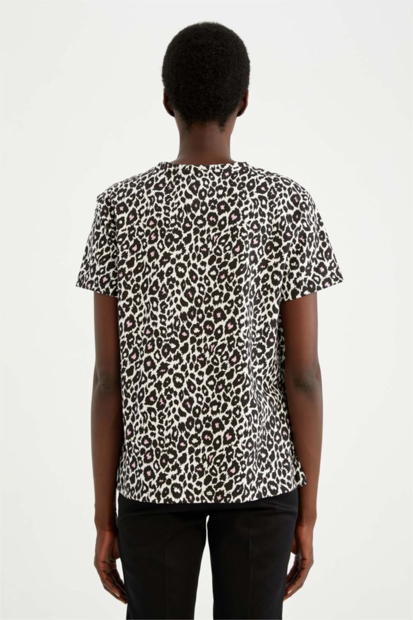 نساء أبيض تيشيرت بقصة عادية نص كم مزين بنقشة جلد الفهد