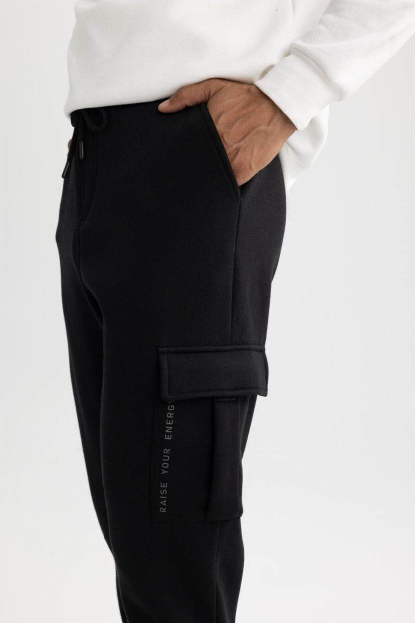 Erkek Siyah Sporcu Jogger Eşofman Altı Standart Fit Beli Bağcıklı Kargo Cepli